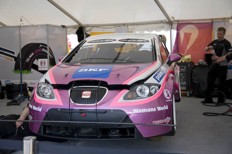 Er Kim Lund tøsedrengen i feltet, eller er det sponsoren og farven på bilen der snyder.
(Foto: Motorsporten.dk)